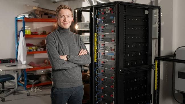 Jørgen Erdal, tidlegare dagleg leiar i Evyon. Han står i grå genser foran eit svart rack med batterier